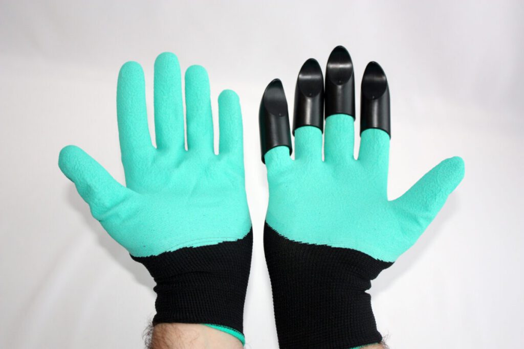 Gardening gloves with claws · one pair